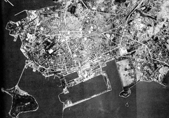 1950년 8월 16일 인천지역 항공 사진, 왼쪽 아래에 있는 섬이 월미도다. 다리 오른쪽(동쪽)으로 민간인 거주 지역이 있었고, 왼쪽이 갯벌지역이다.