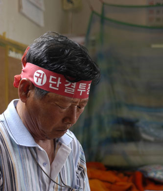 대책위 사무실 안을 지키고 있는 월미도 원주민학살사건 생존자들