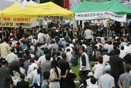 시청광장에서 '6.10범국민대회'를 기다리는 시민들