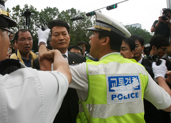 서울광장, 경찰 몸싸움