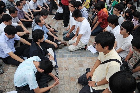 연좌하는 교직원.. 무릎꿇은 학생들