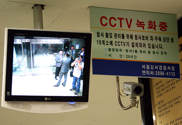 강서경찰서 본관 내 CCTV. 경찰측은 촛불 참가자 폭행 후 증거 훼손 의혹연행된 촛불문화제 참가자들이 폭행을 당했다고 주장하던 시간에는 이 장치가 고장이었다고 설명한다.