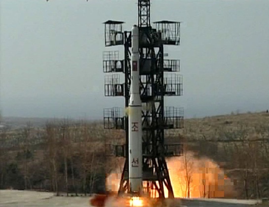 인공위성 '광명성2호'가 탑제된 북한의 우주 발사체 '은하2호'