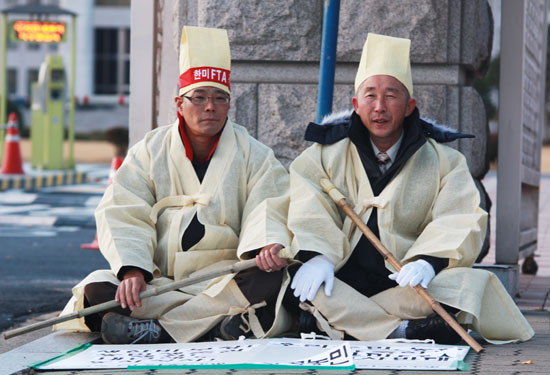 한도숙 전국농민회총연맹 의장과 배삼태 한국가톨릭농민회 회장 단식농성