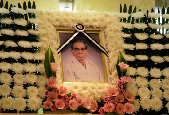 빈소에 마련된 故 강희남 목사 영정사진