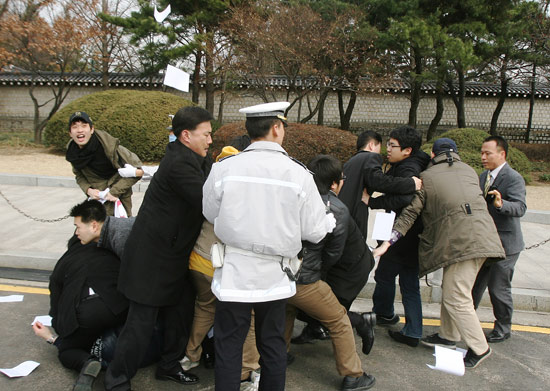 청와대 앞 기습시위