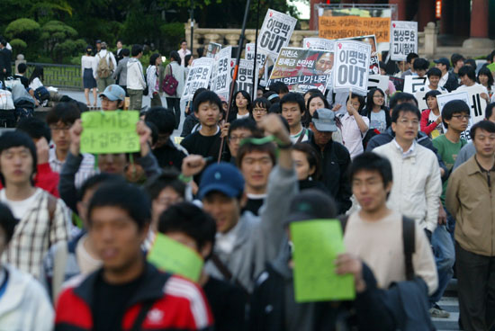 서울 종로 보신각 앞에서 '대학생 행동의 날' 집회를 마친 대학생들이 촛불문화제 참가를 위해 청계광장으로 행진하고 있다.