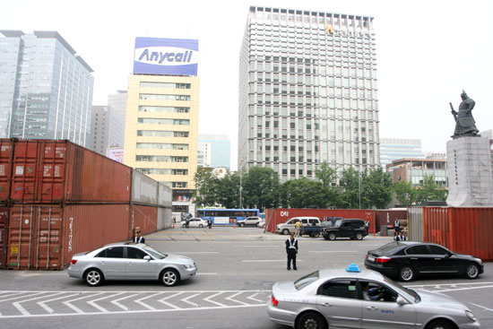 경찰이 설치한 컨테이너벽이 세종로 사거리 이순신장군 동상 앞을 가로막고 있다.