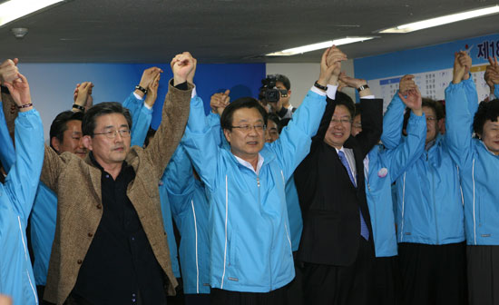 한나라당 지도부가 총선에서 승리한 후 기뻐하고 있다.