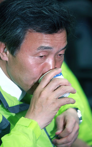 목 타는 손학규 통합민주당 대표. 통합민주당은 이번 선거에서 참패했다.