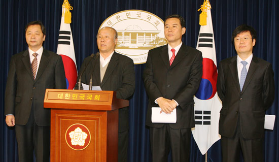 5+4 선거연합 논의 중재자 역할을 해온 시민사회4단체 대표자들이 22일 오전 국회에서 긴급기자회견을 갖고, 협상이 사실상 결렬 위기를 맞은 것은 민주당의 책임이 가장 크다면서 민주당에 합의문 인준과 추가협의에 나설 것을 촉구했다.