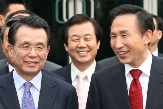IMF 환란의 책임론, 친일파 후손 전력 등 한승수 국무총리 후보자의 국무총리 인준이 빨간불이다