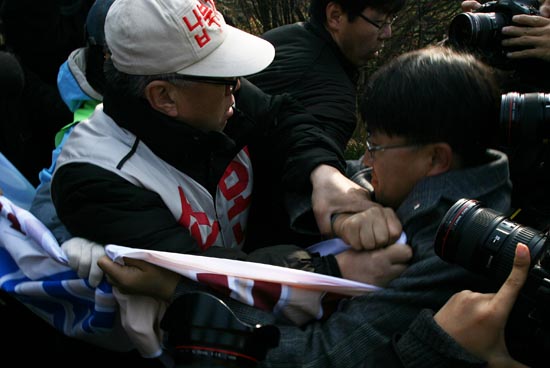 삐라살포 회원 멱살잡이
