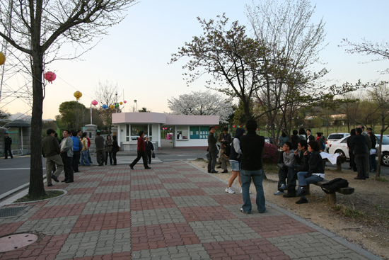 서울구치소 앞 사람들