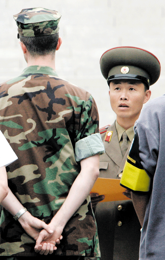 2006년 10월 11일 비무장지대 내 판문점에서 한 북한군 병사가 근무중인 미군에게 말을 걸고 있다.
