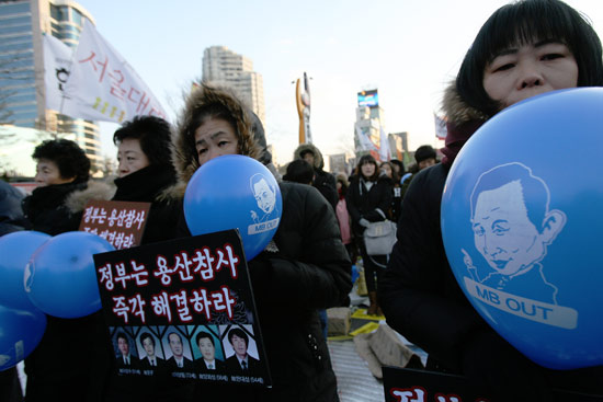 민중대회에 참석한 용산 참사 유가족들