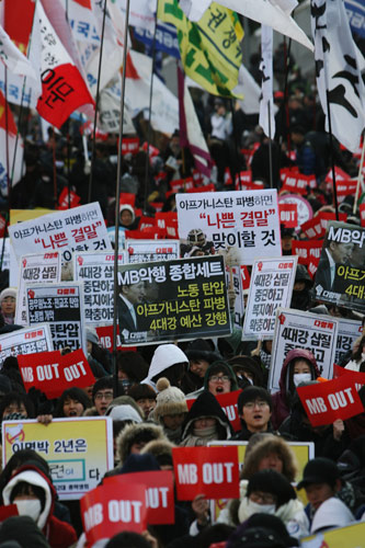 민중대회가 열리는 서울역 광장 가득메운 사람들