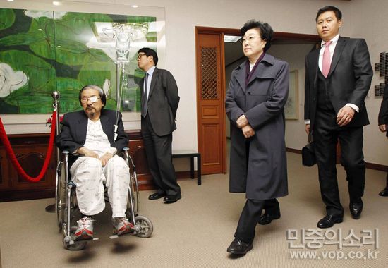 총리공관 현장검증에 참석한 한명숙 전 총리와 곽영욱 전 대한통운 사장