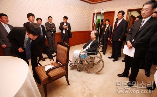 총리공관 현장검증에 참석한 한명숙 전 총리와 곽영욱 전 대한통운 사장