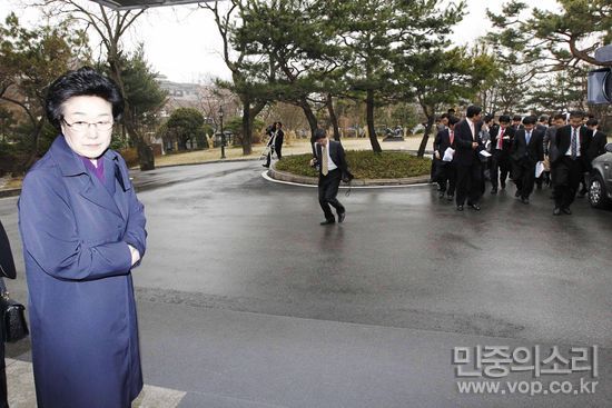 총리공관 현장검증에 참석한 한명숙 전 총리