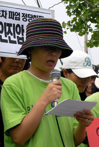 남편에게 보내는 편지를 낭독하는 부인