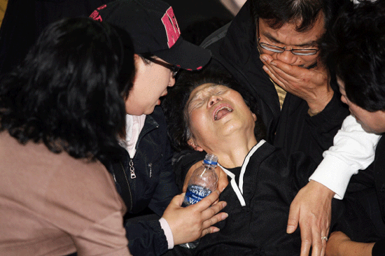 오열하는 전재숙 씨