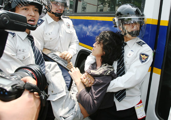 연행되는 용산범대위 관계자