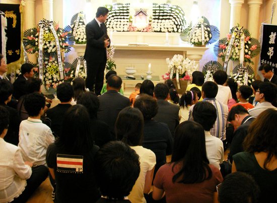 강희남 목사를 추모하는 조문객들